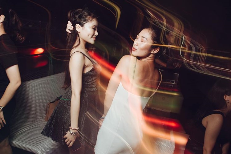 1 Altitude nightclub Singapore party girls having fun dancing drinking