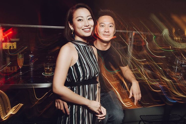 1 Altitude nightclub Singapore party girls having fun dancing drinking