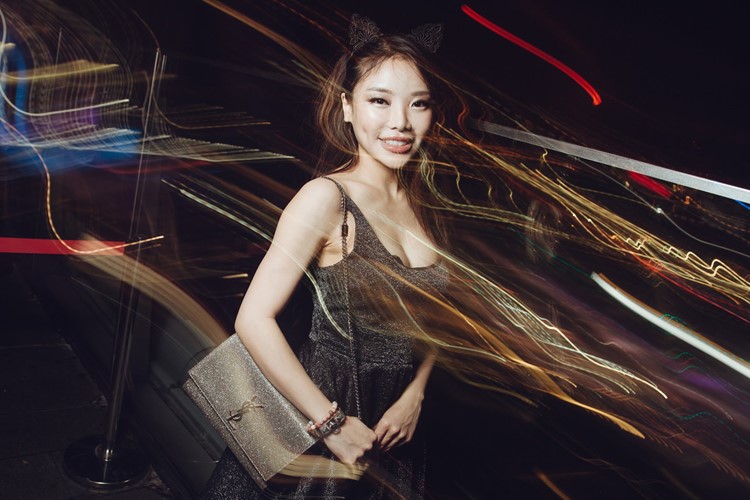 1 Altitude nightclub Singapore party girls having fun dancing drinking