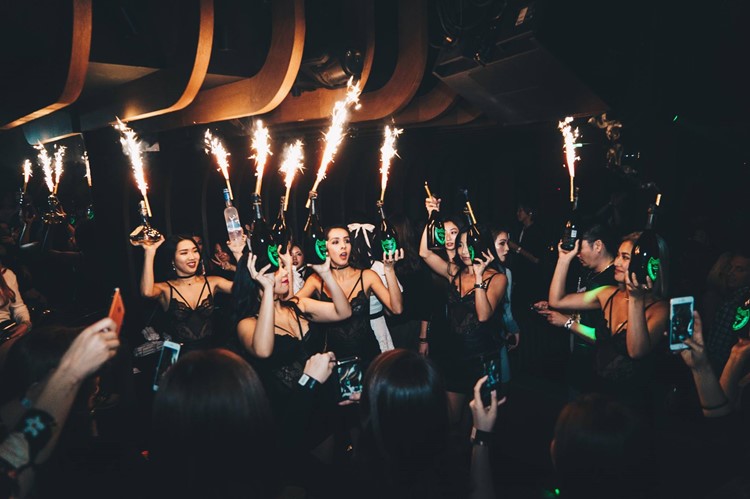 1oak nightclub Tokyo sexy waitresses holding champagne bottles