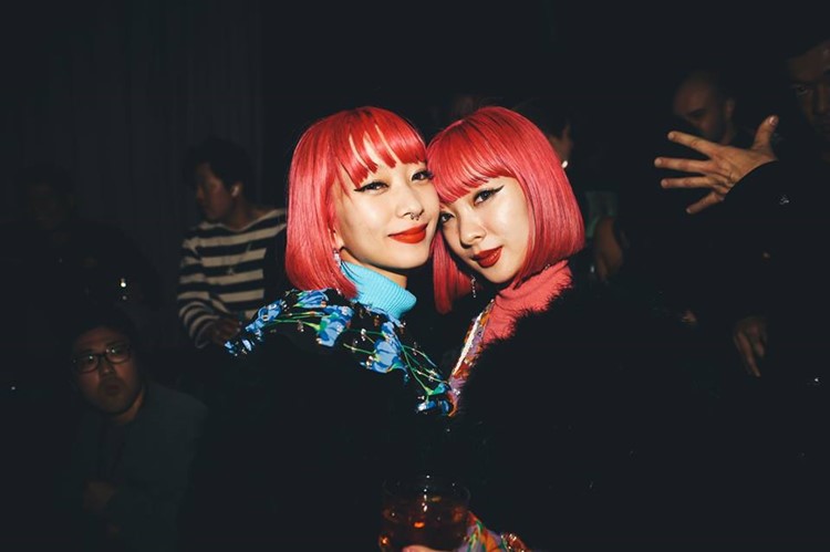 1oak nightclub Tokyo pretty girls with red pink short hair partying