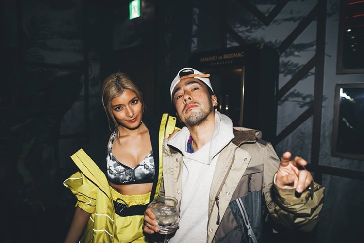 1oak nightclub Tokyo sexy girl with boy party drinking