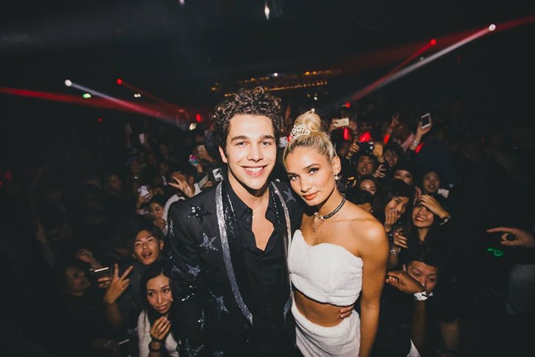 1oak nightclub Tokyo pretty blonde girl celebrity partying with men