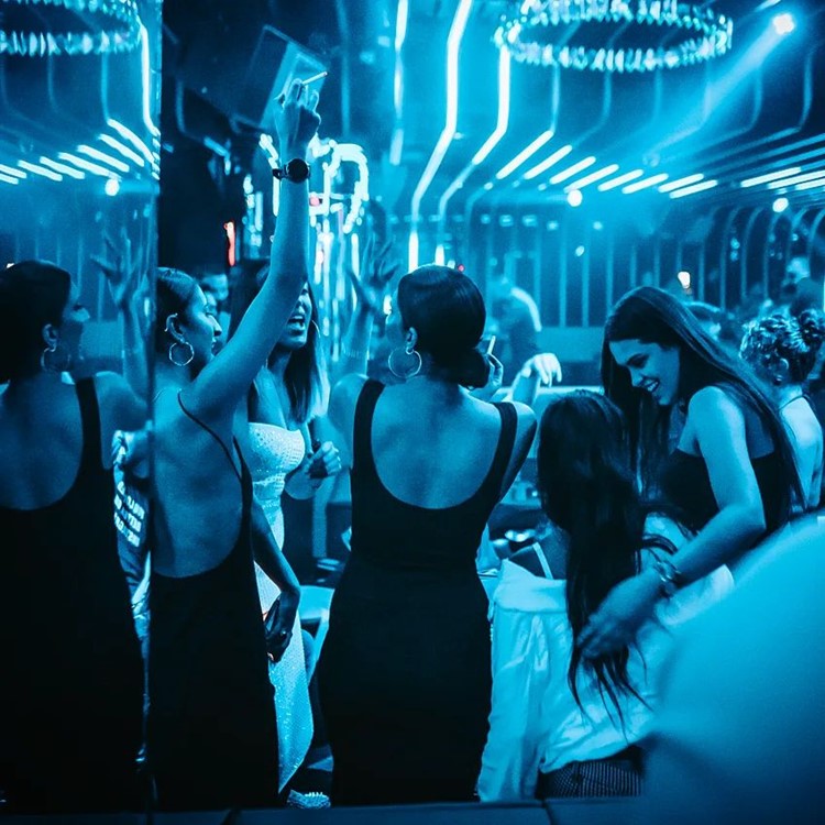 1Oak nightclub Dubai girls dancing live music dancefloor party all night 
