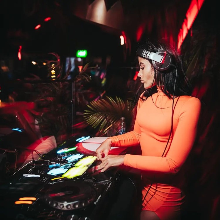 1Oak nightclub Dubai live dj music mixed show clubbing go out