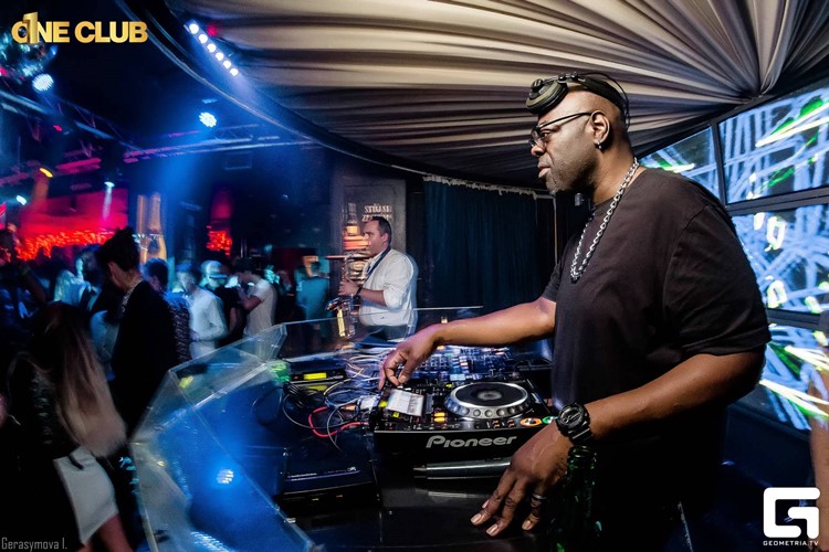 1 One Club nightclub Prague party event nightout dj mixing music