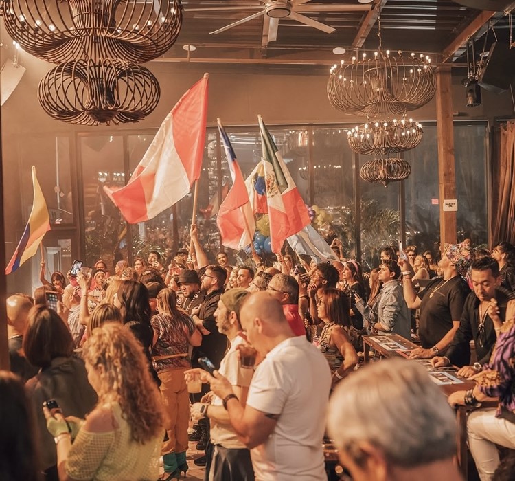 Soirée dans la boîte 4.40 Live Rooftop VIP à Miami. Trouvez des promoteurs pour la liste des invités sur Clubbable