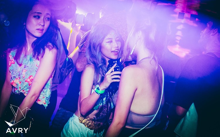 Avry nightclub Singapore two pretty kawaii girls dancing and having fun 