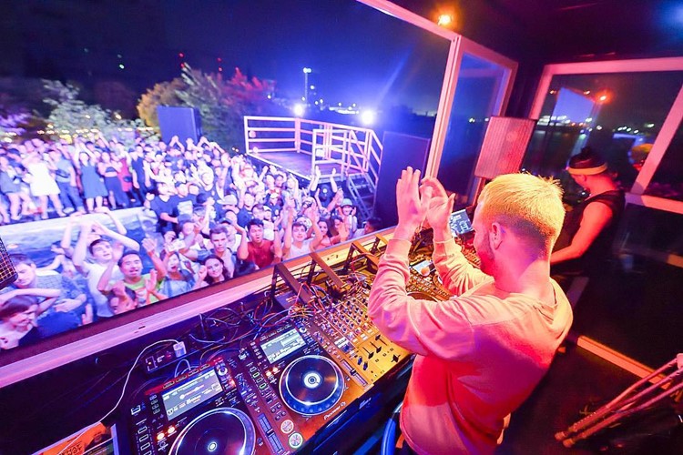 Ageha nightclub Tokyo dj mixing music crowd dancing