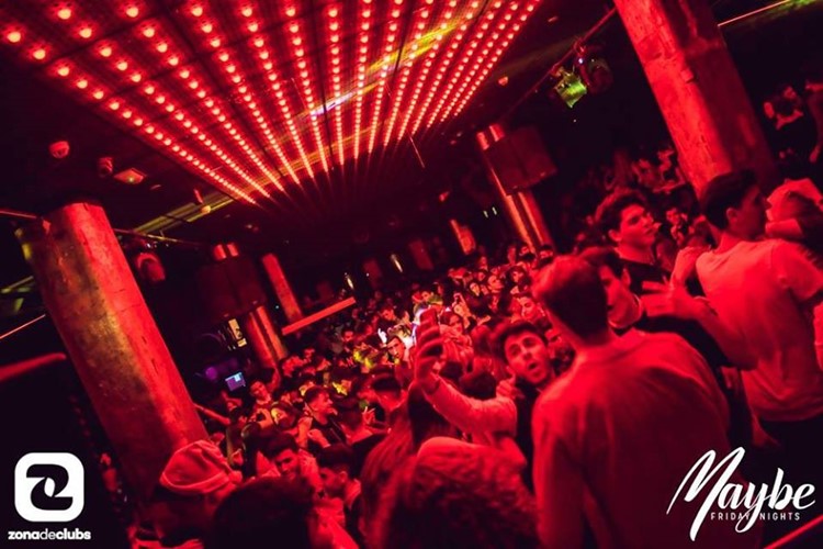 Akuarela playa club Valencia nightclub party red lights people dancing fun night