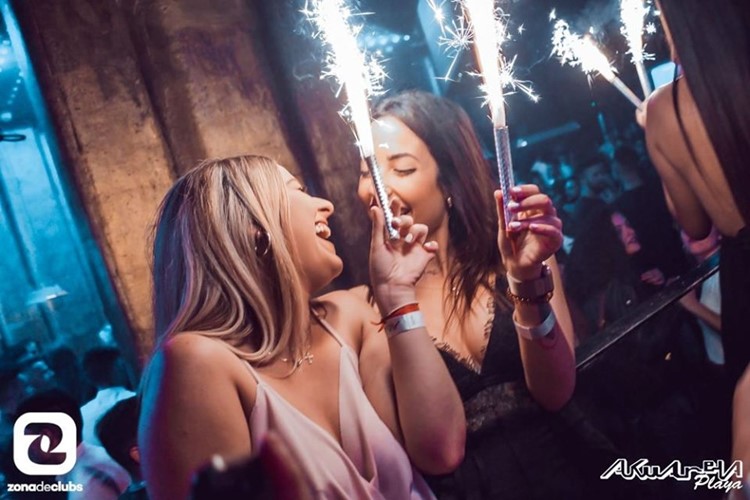 Akuarela playa club Valencia girls celebrating best parties music drinks have fun all night