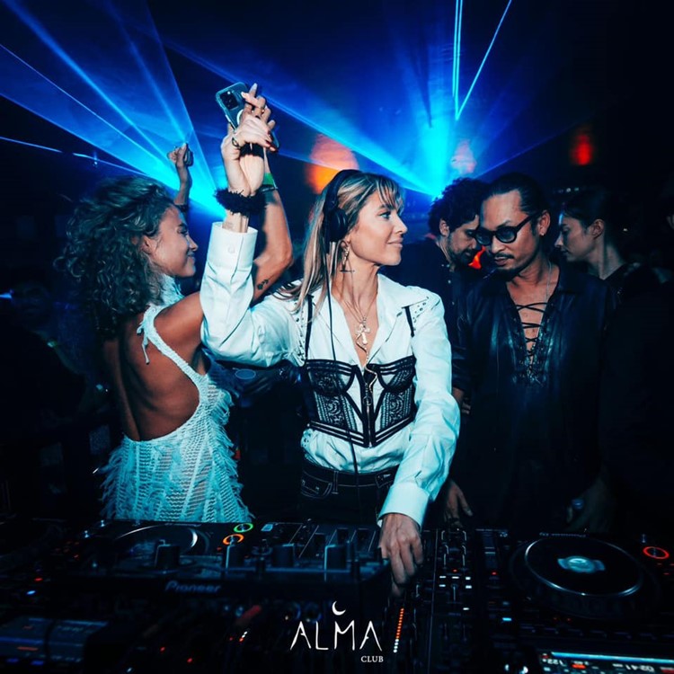 Alma nightclub Paris live dj music girls dancing fun party nightout guest list