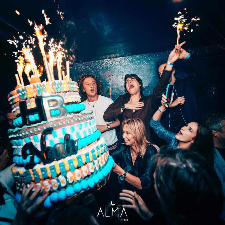 Alma nightclub Paris book your table celebrate birthday bachelor hen stag parties