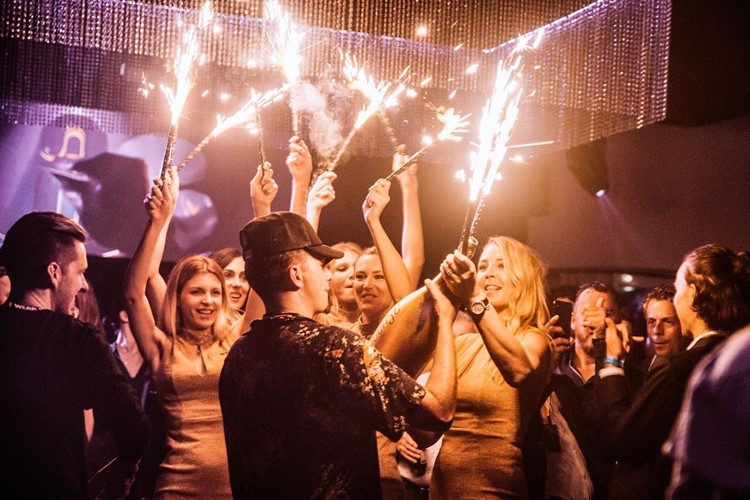 Soirée dans la boîte Amber Lounge VIP à Monaco. Trouvez des promoteurs pour la liste des invités sur Clubbable