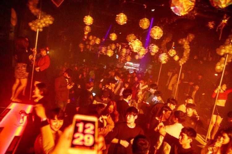 Aqua nightclub Seoul fun lights party at night live music dj mixing people having fun dancing partying best place to go out tonight