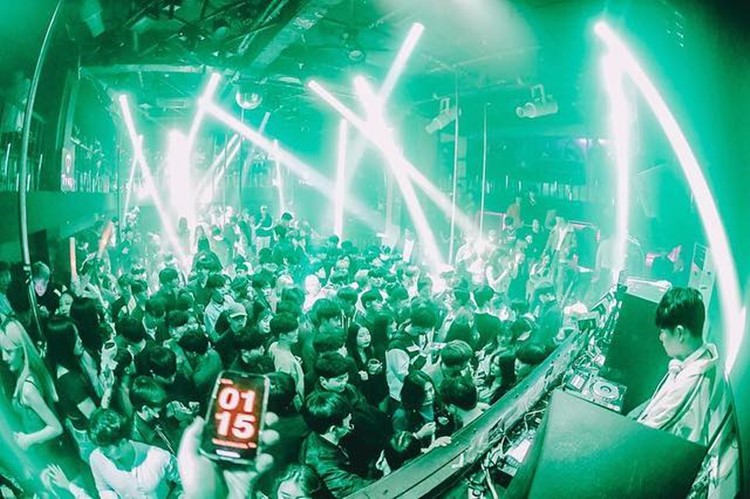 Aqua nightclub Seoul lights show event party music dance rave party where to go cool club