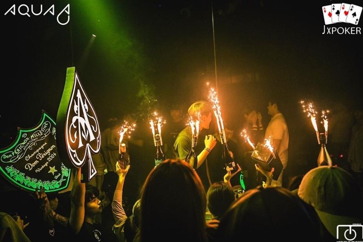 Aqua nightclub Seoul alcohol party celebrate show champagne bottles expensive affordable