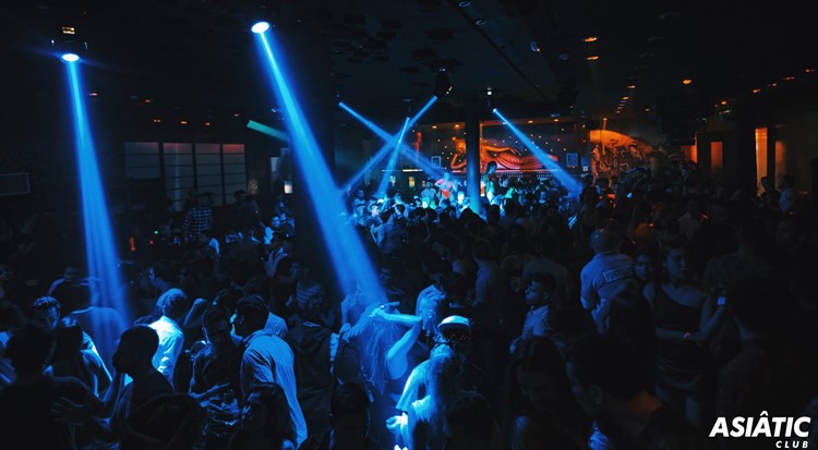 Asia de Cuba nightclub Buenos Aires crowd having fun partying lights show