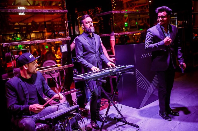 Avalon club Kiev live music singer instrument players karaoke place party and sing