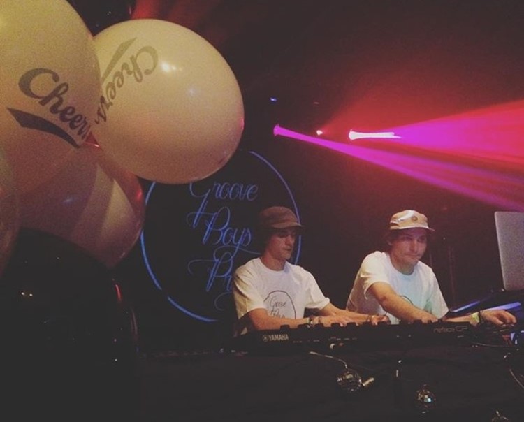 Badaboum nightclub Paris two djs mixing music