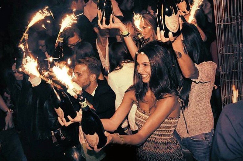 Party på Bagatelle VIP nattklubb i Paris. Hitta promoters för gästlista i Clubbable