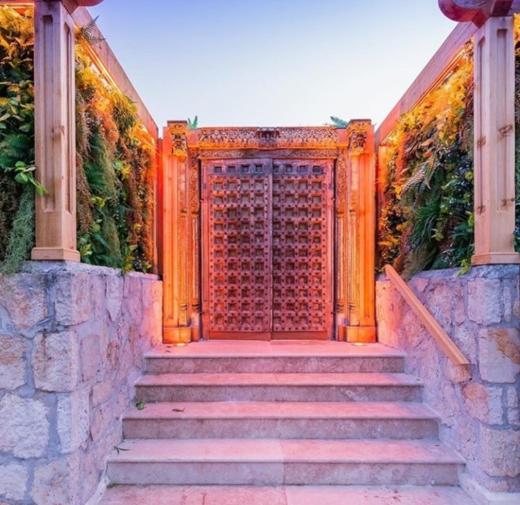 Baoli nightclub Cannes view of the big gate entrance