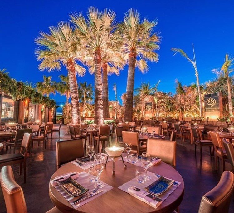 Baoli nightclub Cannes dining tables outside palm trees