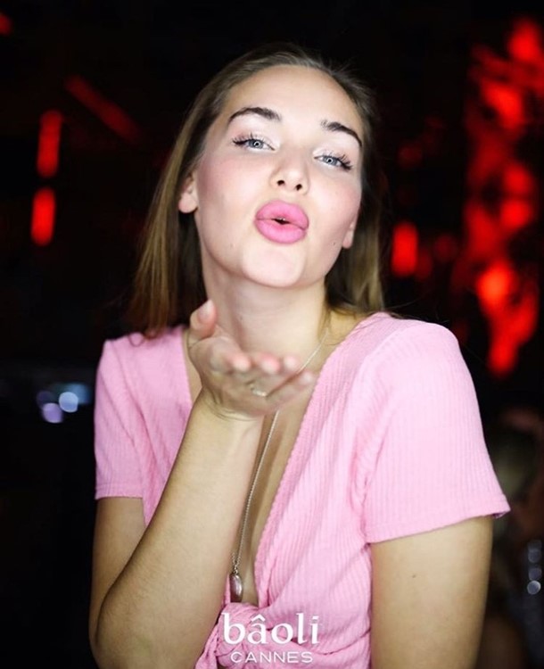Baoli nightclub Cannes pretty girl blowing a kiss