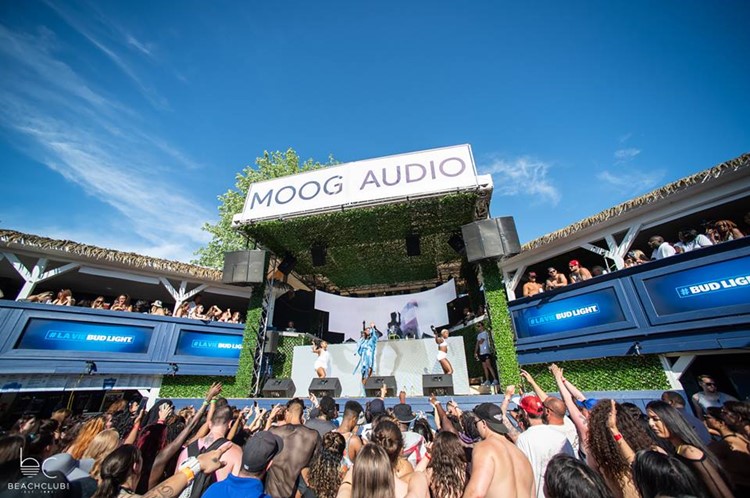 Beachclub club Montreal view of crowd and main stage 