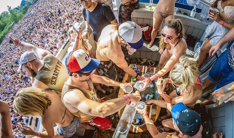 Beachclub club Montreal group of girls and boys drinking