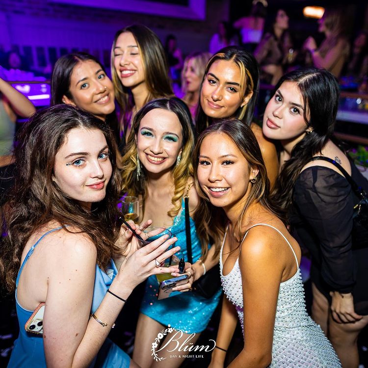 Blum club Chicago guest list pretty girls drinking dancing fun nightout 