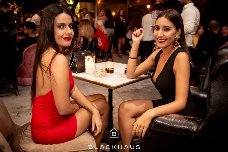 Blackhaus Club nightclub Madrid sexy girls drinking fun