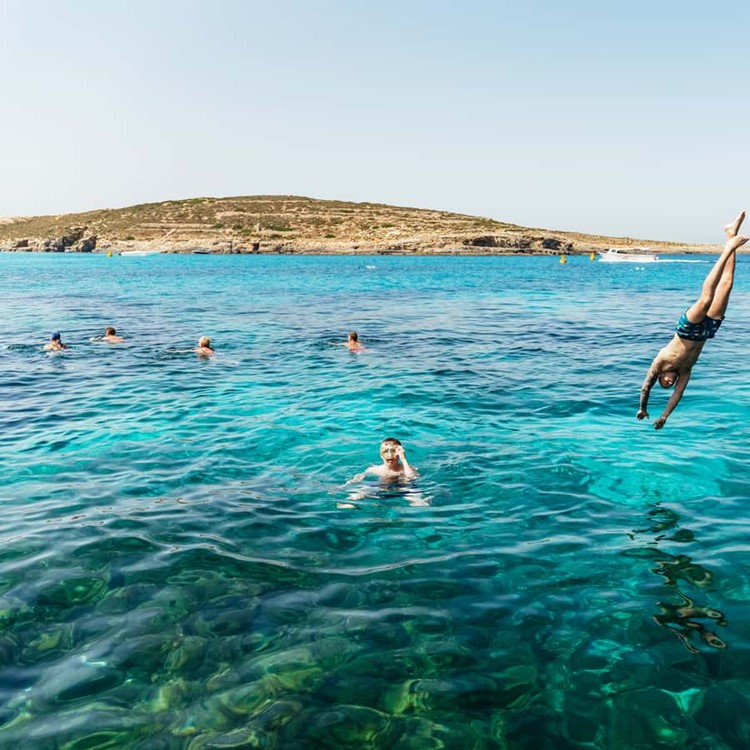 Soirée dans la boîte Blue Lagoon Boat Party VIP à Malta. Trouvez des promoteurs pour la liste des invités sur Clubbable