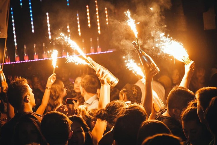 Blvd 44 nightclub Montreal alcohol bottles champagne vodka gin rum book reserve your table now party all night go out tonight music