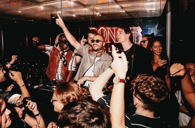 Party på Bonnie VIP nattklubb i Paris. Hitta promoters för gästlista i Clubbable