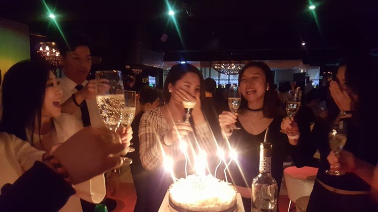 Boombar nightclub Seoul celebrate birthday table booking reservation alcohol bottles vodka champagne expensive drinks