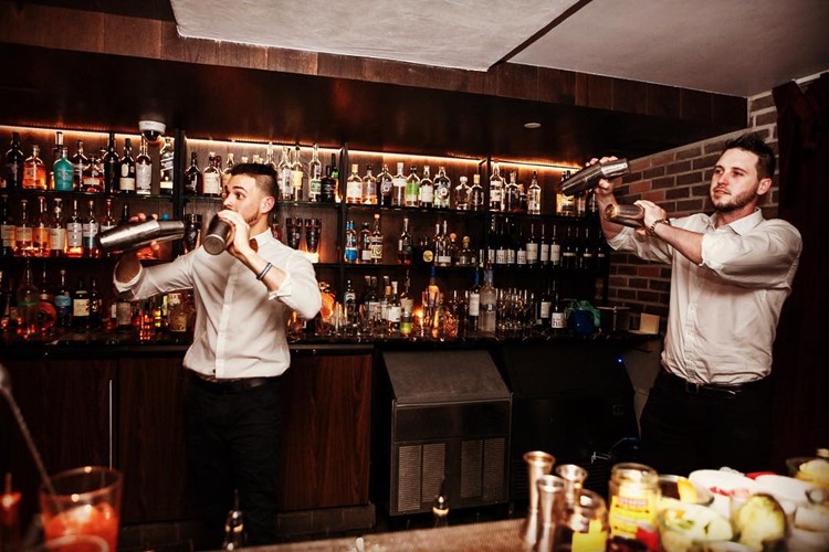 Bourbon and Banter nightclub Dallas barman bar alcohol bottles champagne drinks cocktails show reserve table