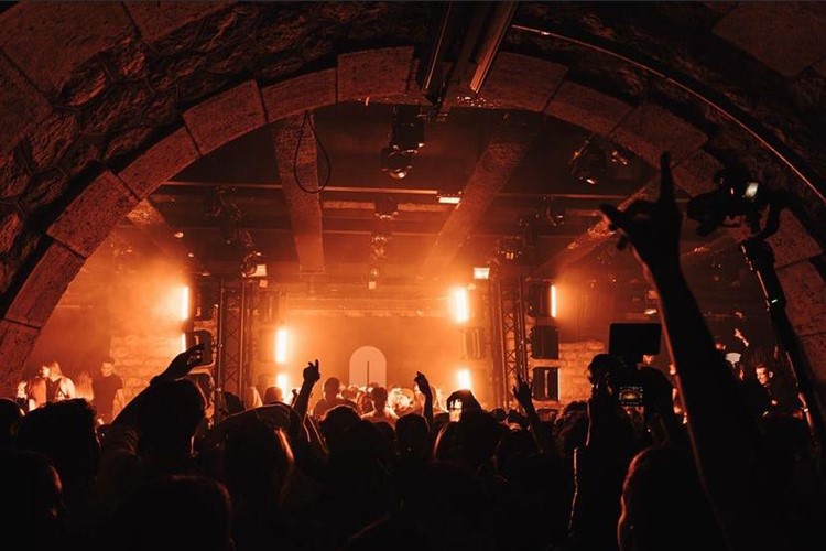 Bridge Club/Discoteca Paris