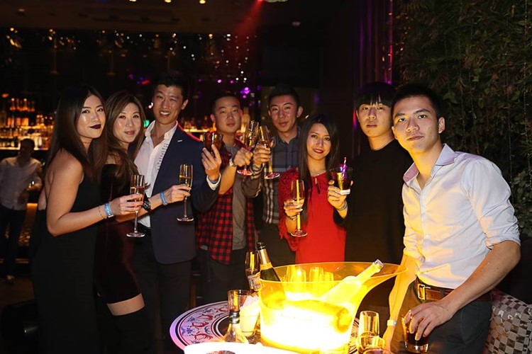 Ce La Vi nightclub Hong Kong vip table booking group of girls and boys having drinks