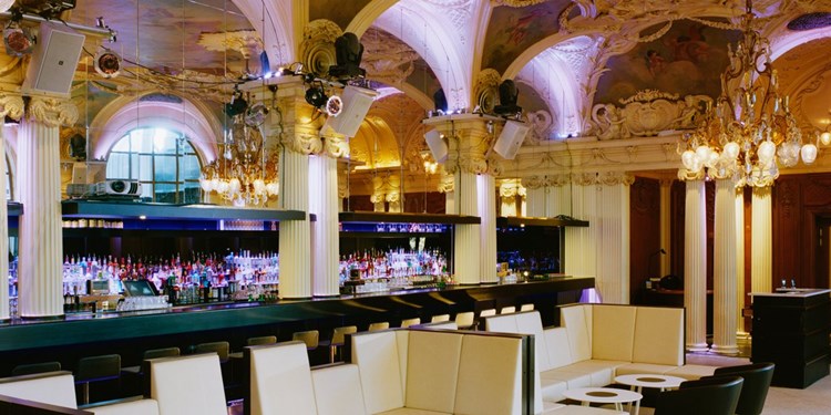 Soirée dans la boîte Café Opera VIP à Stockholm. Trouvez des promoteurs pour la liste des invités sur Clubbable