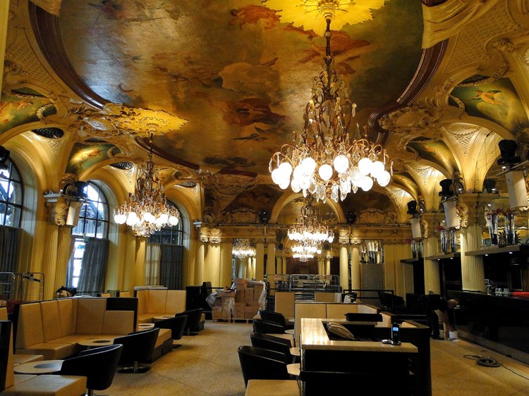 Soirée dans la boîte Café Opera VIP à Stockholm. Trouvez des promoteurs pour la liste des invités sur Clubbable