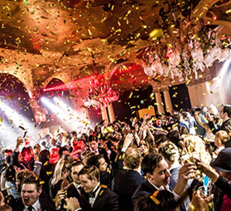 Soirée dans la boîte Café Opera VIP à Stockholm. Trouvez des promoteurs pour la liste des invités sur Clubbable