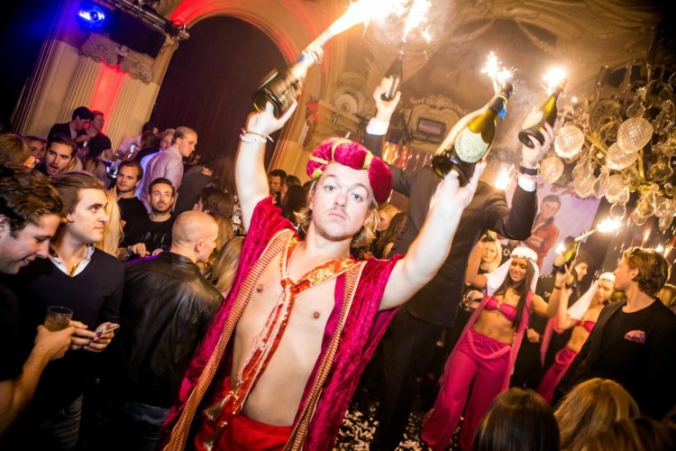 Soirée dans la boîte Café Opera VIP à Stockholm. Trouvez des promoteurs pour la liste des invités sur Clubbable