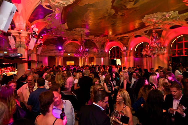 Soirée dans la boîte Café Opera VIP à Stockholm. Trouvez des promoteurs pour la liste des invités sur Clubbable