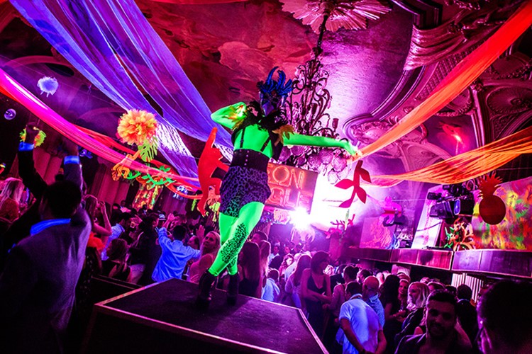 Soirée dans la boîte Café Opera VIP à Stockholm. Trouvez des promoteurs pour la liste des invités sur Clubbable