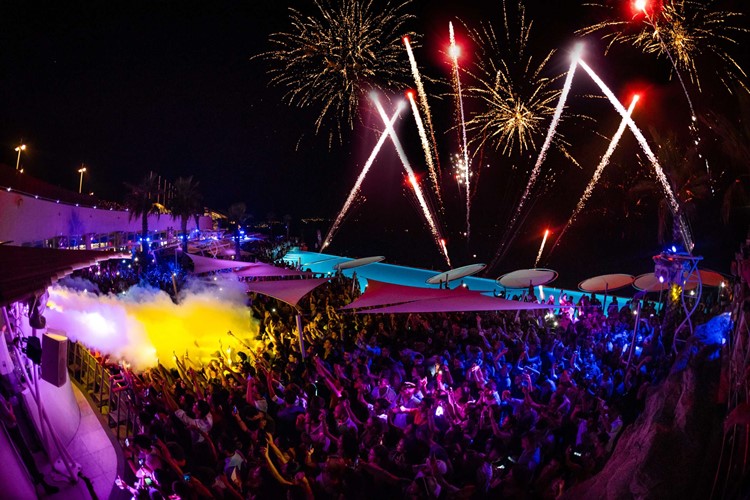 Soirée dans la boîte Café del Mar VIP à Malta. Trouvez des promoteurs pour la liste des invités sur Clubbable