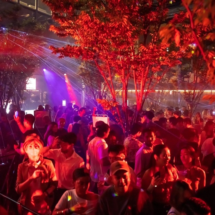 Ce La Vi club Tokyo crowd dancing indoor outdoor venue 