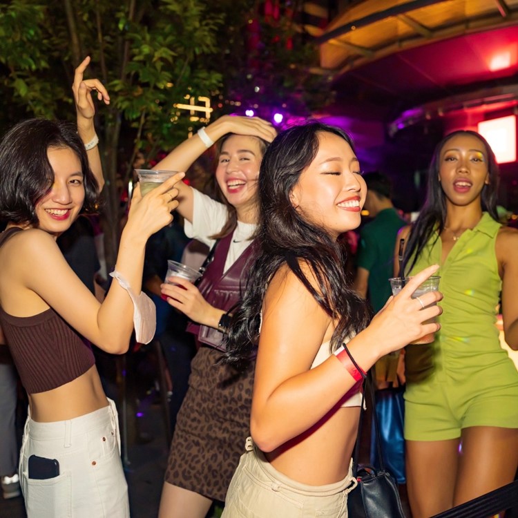 Ce La Vi club Tokyo girls dancing drinking clubbing partying guest list