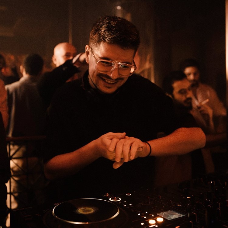 Party på Chanca by Coya VIP nattklubb i Marbella. Hitta promoters för gästlista i Clubbable