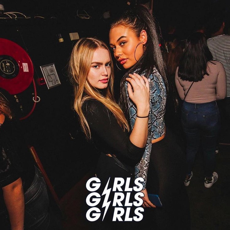 Chicago Social Club nightclub Amsterdam sexy blonde brunette girls fun night drinks alcohol cocktails